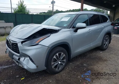 2021 Toyota Highlander Xle z USA, uszkodzony, nr VIN 5TDGZRBH4MS082393